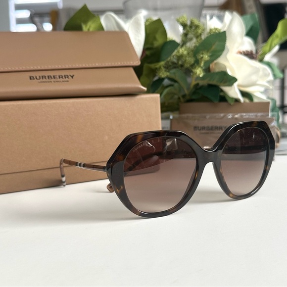 New BURBERRY Vanessa Brown Gradient Geometric Ladies Sunglasses 55mm - Picture 1 of 10